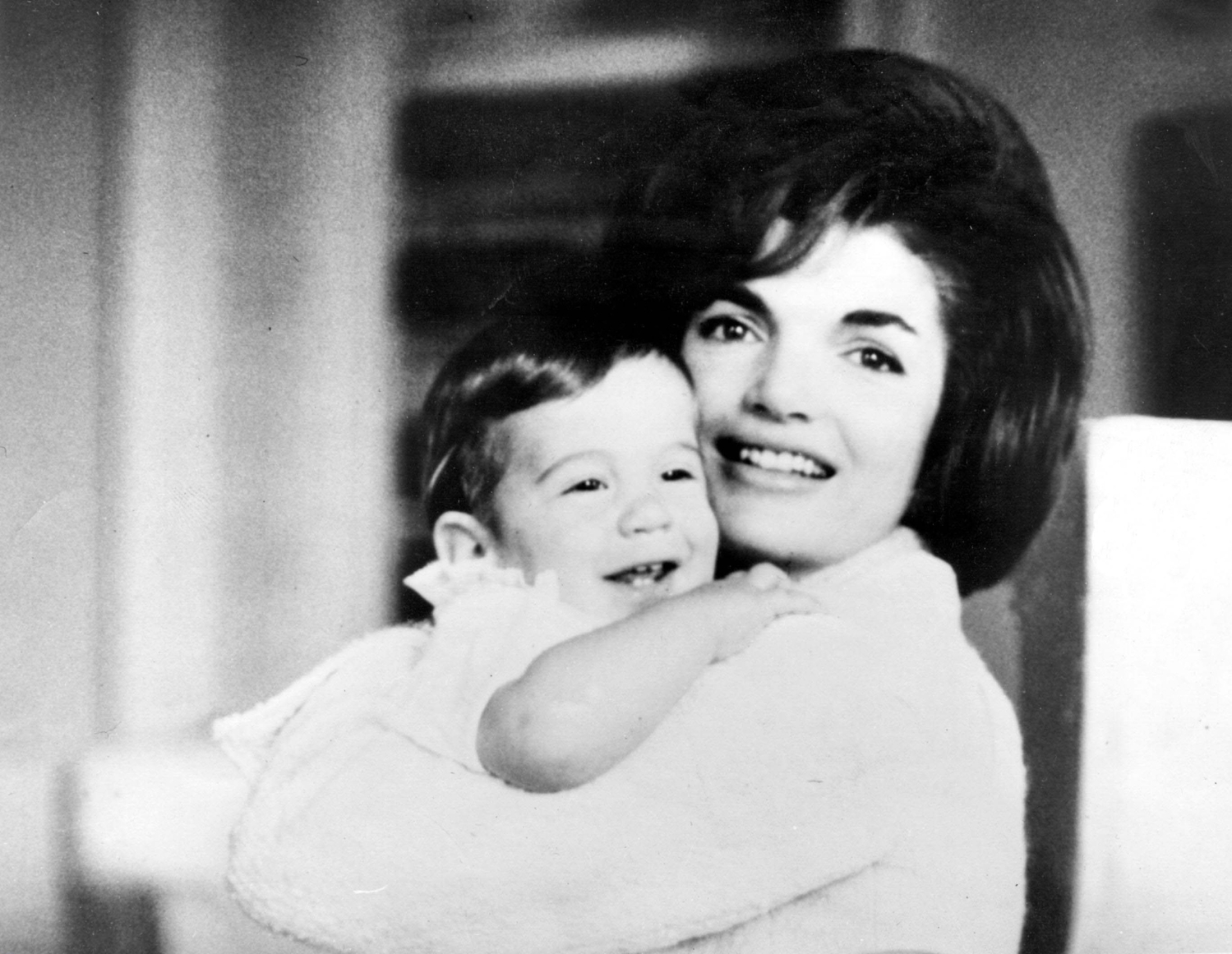 Jackie Kennedy v náručí se synem Johnem F. Kennedy jr. Celkem měli manželé čtyři děti: Arabellu, Caroline, Johna a Patricka. (FOTO: ZUMA/KEYSTONE Pictures USA)