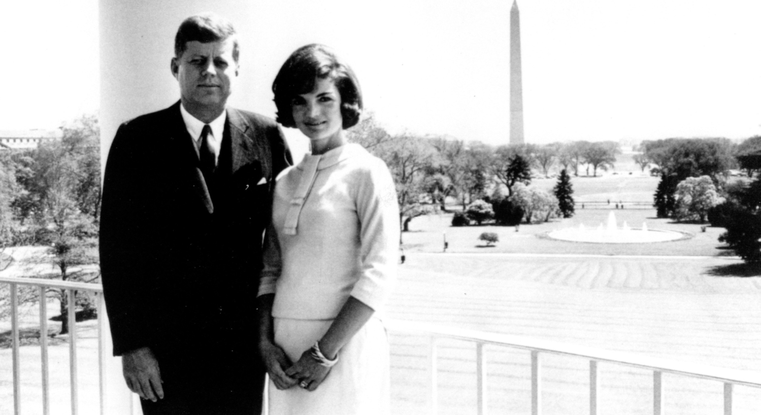 Tvořili dokonalý obraz ideálního manželského páru. JFK a jeho úchvatná manželka Jacqueline se poznali díky interview, které "Jackie" měla za úkol od budoucího prezidenta získat. (FOTO: ZUMA/John F. Kennedy Library)