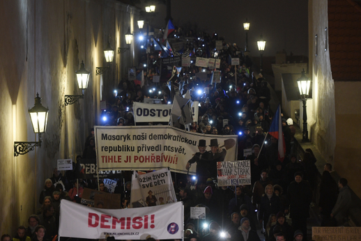 Masaryk naší demokratickou republiku přivedl na svět, hlásají transparenty protestujících.