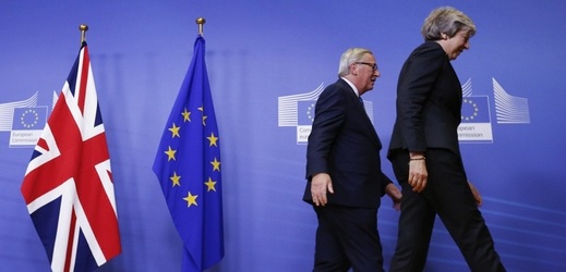 Britská premiérka Theresa Mayová a předseda Evropské komise Jean-Claude Juncker.