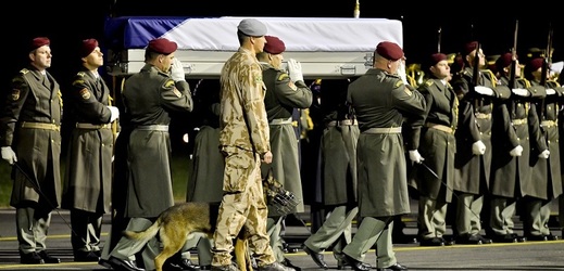 Vojáci na vojenském letišti Kbely vynášejí rakev s ostatky padlého Tomáše Procházky.