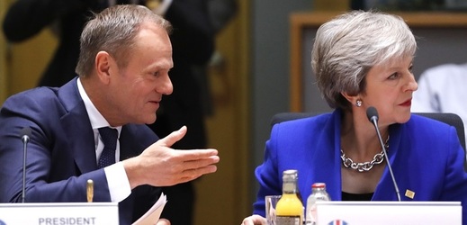 Předseda Evropské rady Donald Tusk a britská premiérka Theresa Mayová.