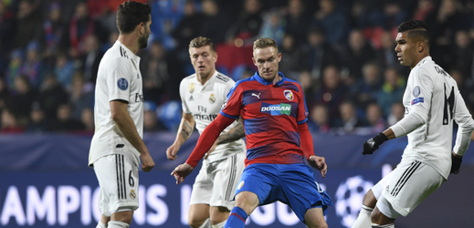 Roman Procházka v obležení hráčů Realu Madrid.