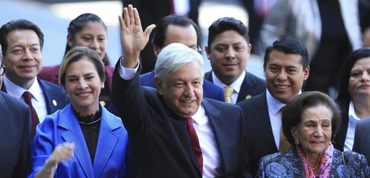 Nově zvolený mexický prezident Andres Manuel Lopez Obrador se zdviženou rukou.