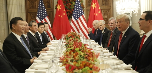 Večeře amerického prezidenta Donalda Trumpa a jeho čínského kolegy Si Ťin-pchinga v Buenos Aires.