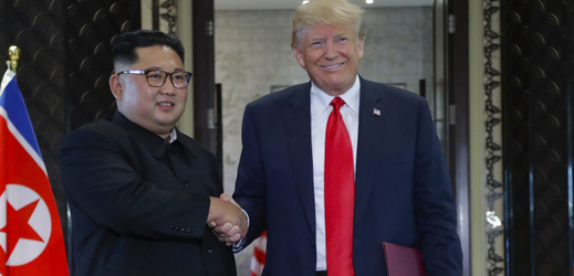 Donald Trump s Kim Čong-unem v Singapuru.