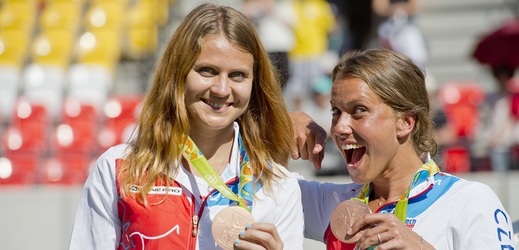 Barbora Strýcová s Lucií Šafářovou se radují z medailí na olympiádě v Riu.