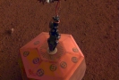 Sonda InSight umisťuje na Marsu seismometr SEIS.