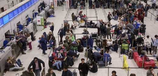 Druhé největší britské letiště Gatwick ruší většinu čtvrtečních letů.