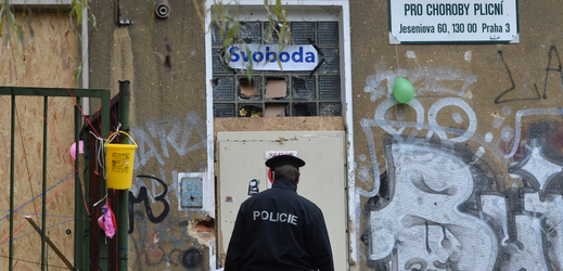 Policista u žižkovské kliniky.