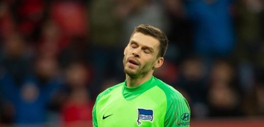 Nešťastný brankář Rune Jarstein v zápase Leverkusen-Hertha Berlín.