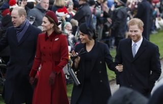 Princ William, jeho manželka vévodkyně Kate a princ Harry s vévodkyní Meghan při cestě na mši.