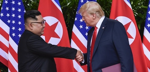 Kim Čong-un a Donald Trump si společně notují (alespoň před novináři).