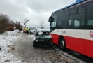 Na Kolínsku se střetlo auto s autobusem, na místě jsou zranění.