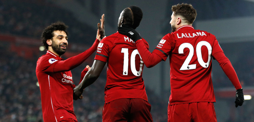 Zleva Salah, Mané a Lallana slaví branku do sítě Crystalu Palace.