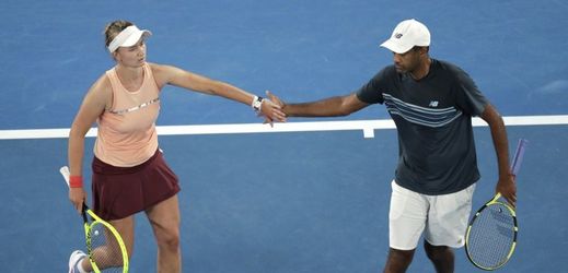 Barbora Krejčíková (vlevo) s Rajeevem Ramem ovládli mix na Australian Open.