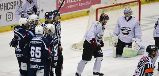 Hokejisté Plzně se radují po vstřeleném gólu do sítě pražské Sparty.