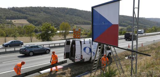 Proces odstraňovaní bilboardů z okrajů silnic jde velice pomalu. 