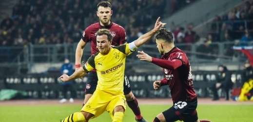 Mario Götze (ve žlutém) se snaží prosadit proti Norimberku.