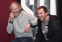 Režisér Jan Prušinovský (vlevo) a herec Martin Hofmann při setkání s novináři, na kterém tvůrci 29. listopadu 2018 v Praze představili nový komediální seriál Most!.