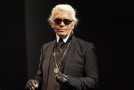 Proslulý módní návrhář Karl Lagerfeld. 