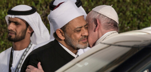 Imám káhirské mešity al-Azhar šajch Muhammad Ahmad Tájib při setkání s papežem Františkem.