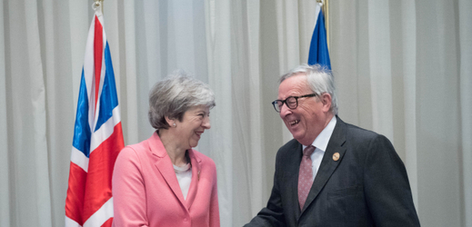 Theresa Mayová a Jean Claude Juncker.