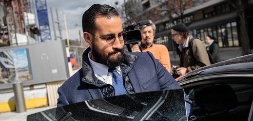 Alexandre Benalla se převlékl za policistu a při prvomájové manifestaci napadl demonstranty.