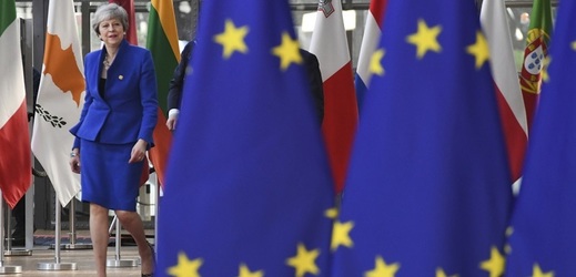 Theresa Mayová přichází na jednání EU27.