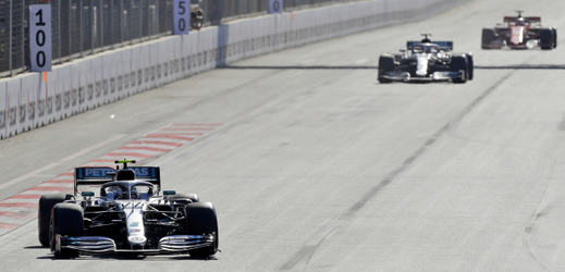 Valtteri Bottas v čele závodu v Ázerbájdžánu.