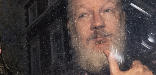 Julian Assange je odvážen z ekvádorského velvyslanectví v Londýně.