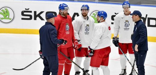 Zleva trenér brankářů Zdeněk Orct, obránci David Musil a Filip Hronek, útočníci Jan Kovář a Dominik Kubalík a asistent trenéra Karel Mlejnek.