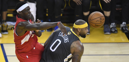 DeMarcus Cousins (vpravo) při nedávném finále play-off NBA proti Torontu.