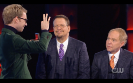 Ondřej Pšenička předvádí trik v americké Penn and Teller Show: Fool Us.