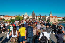 Turisté v Praze.