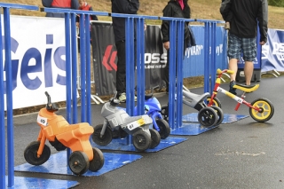 Triatlon ve Varech? Závodit. Fandit. Bavit se s celou rodinou.