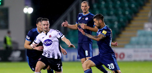 Hráči Slovanu Bratislava (v modrém) ve 3. předkole proti Dundalku.