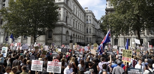 Tisíce lidí v Británii protestovaly proti kroku premiéra Johnsona.