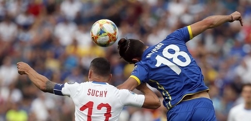 Kapitán českých fotbalistů Marek Suchý v utkání proti Kosovu.