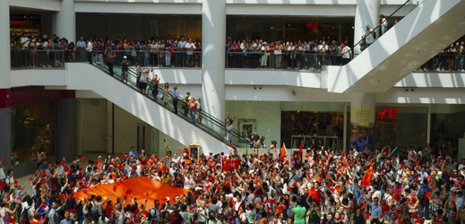 Hongkongští aktivisté zahájili víkendové protesty lidským řetězem.