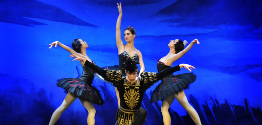 Soubor Royal Moscow Ballet zatančí Labutí jezero.