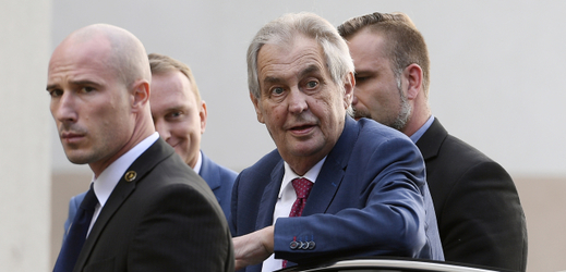 Prezident Miloš Zeman (třetí zleva).