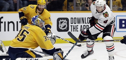 Čeští útočníci Dominik Kubalík a David Kämpf pomohli v sobotním programu NHL gólem Chicagu k vysoké výhře na ledě Nashvillu 7:2. 