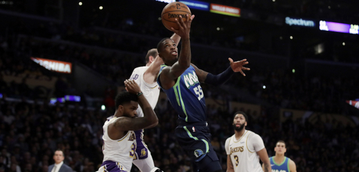 Delon Wright (55, Dallas) proti hráčům Los Angeles Lakers.