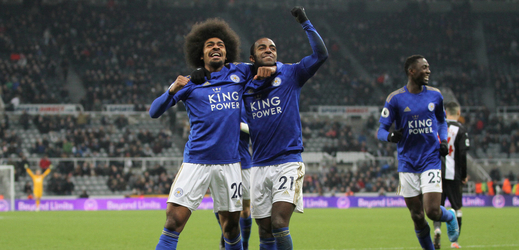 Fotbalisté Leicesteru slaví gól do sítě Newcastle.