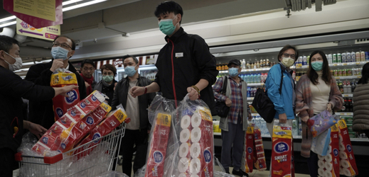 Lidé v supermarketu v Hongkongu.