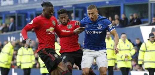 Richarlison (v modrém) z Evertonu uniká bránícím hráčům United.