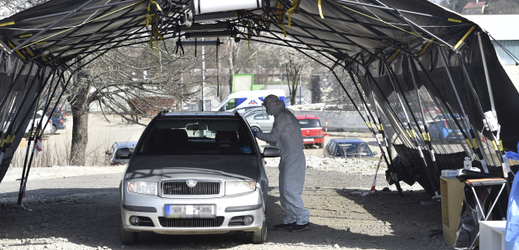 "Drive-in" testování na nový typ koronaviru ve Fakultní nemocnici Brno.