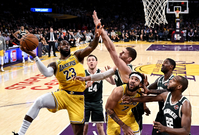 Utkání mezi Los Angeles Lakers a Milwaukee Bucks.