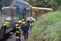 Hasiči a policisté na místě vlakového neštěstí u Perninku na Karlovarsku, kde se 7. července 2020 čelně srazily dva osobní vlaky. Srážka si vyžádala nejméně dva mrtvé a dvě až tři desítky zraněných, některé vážně.